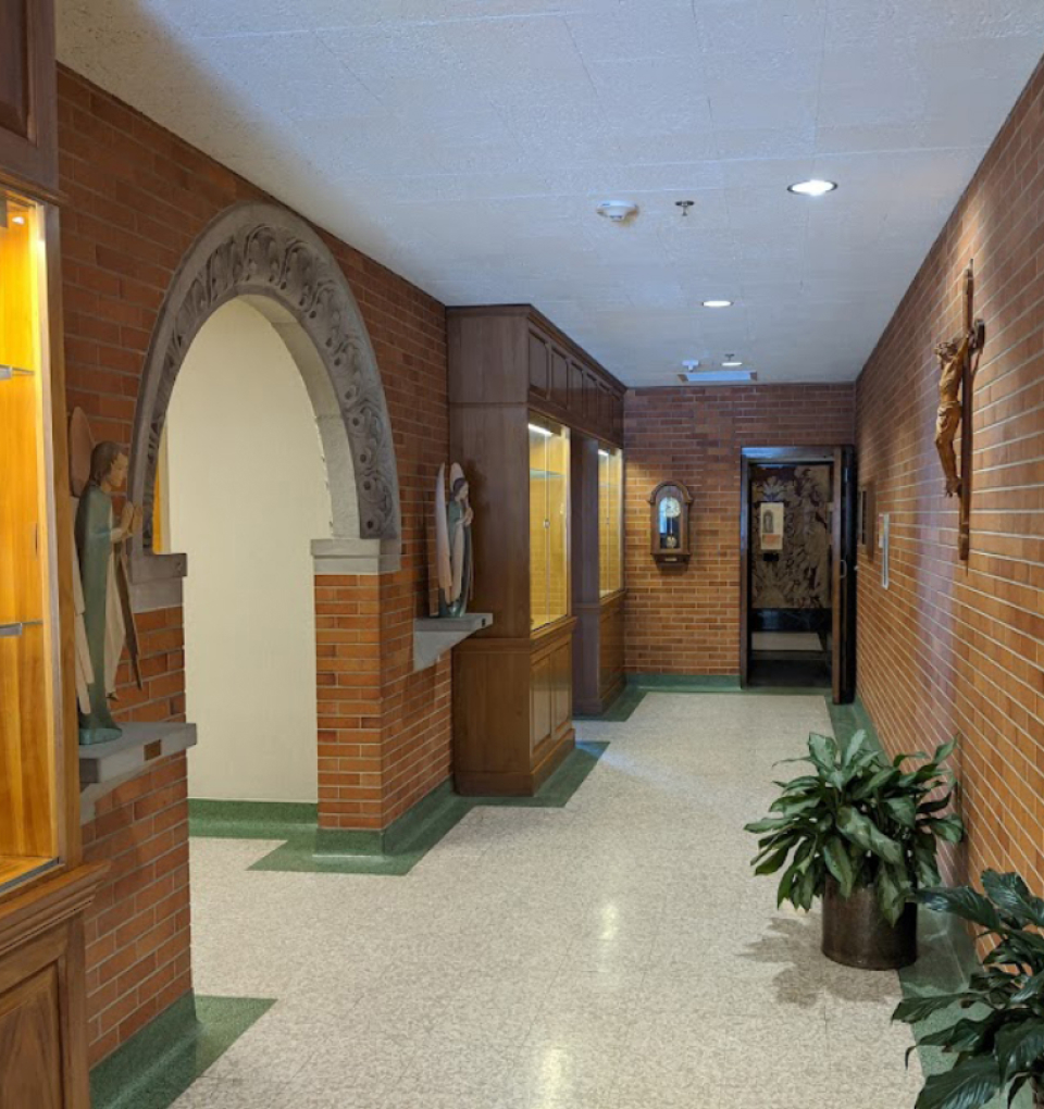 Entrance hallway with arch and displays